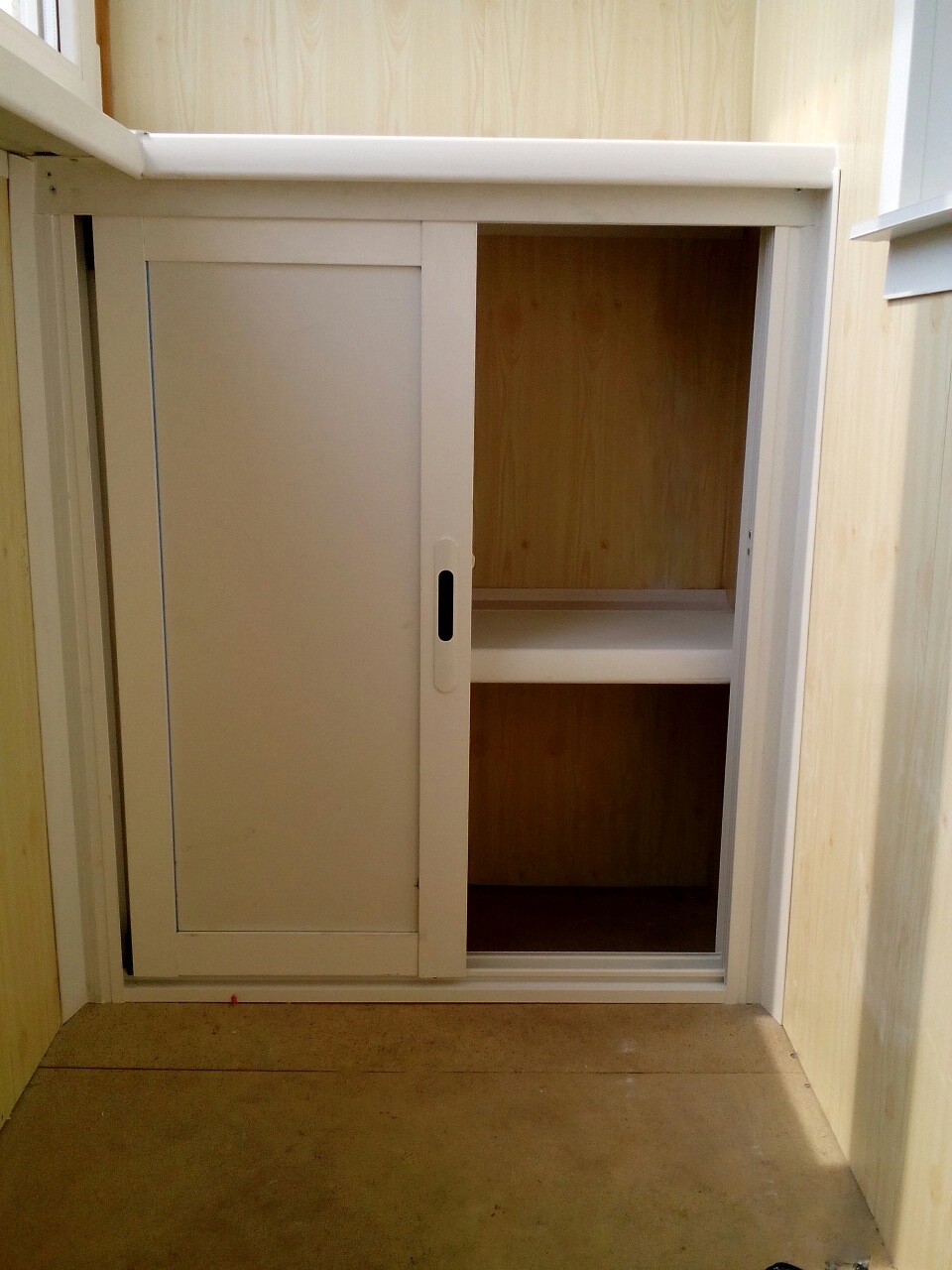 Шкаф на балкон с раздвижными дверцами