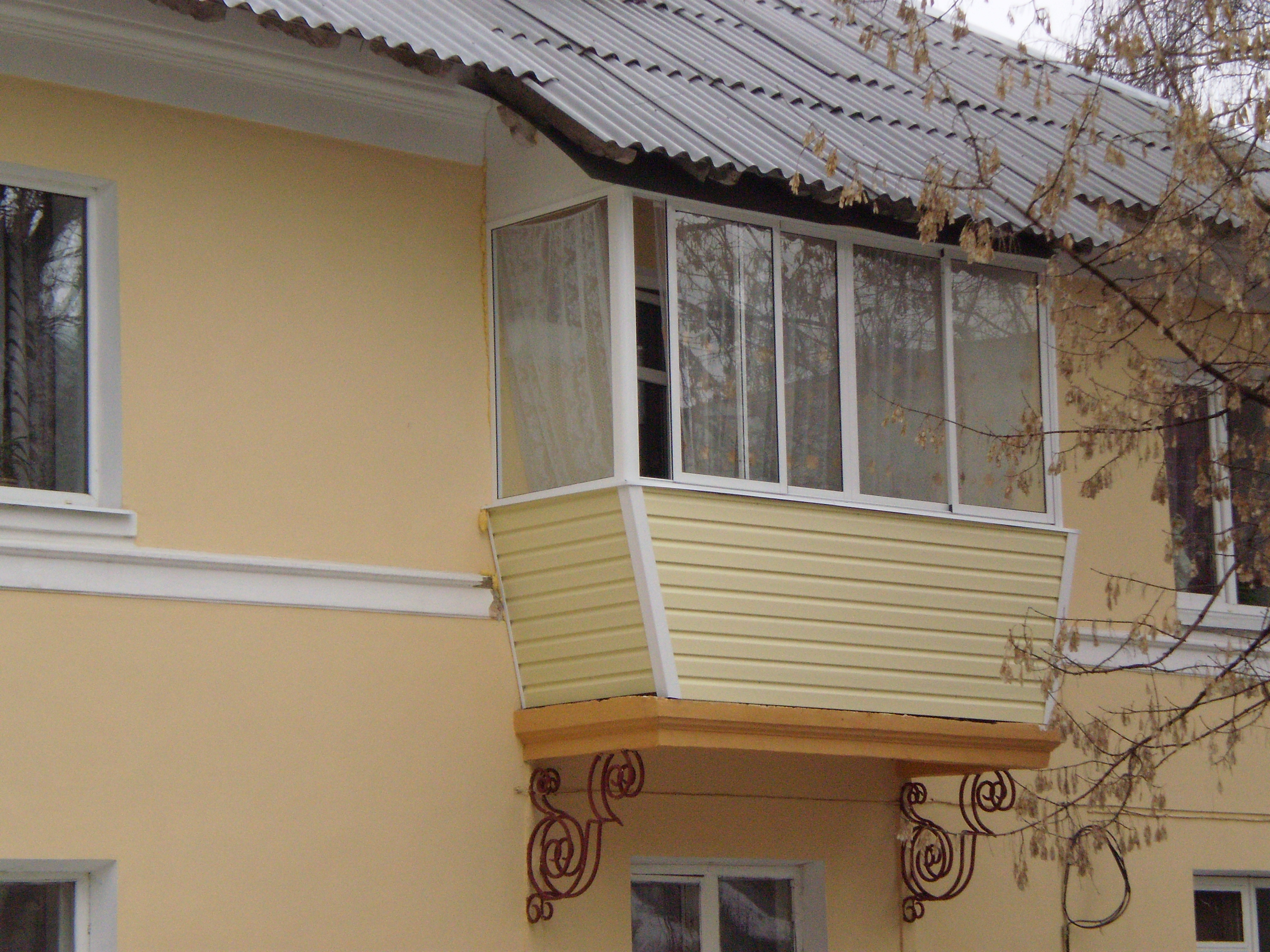 Фигурная крыша с балконом